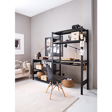 Un bureau noir avec étagères, chaise et décorations dans une pièce lumineuse.