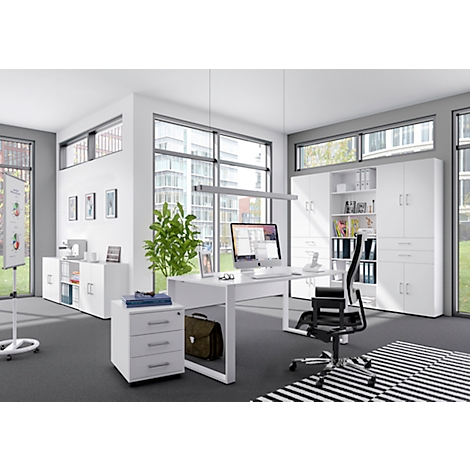 Bureau clair et moderne avec une grande fenêtre. On peut voir un bureau, une chaise et des armoires. Il y a un ordinateur et des documents sur le bureau.