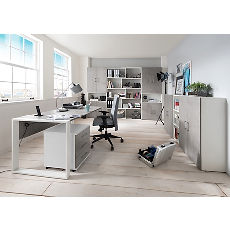 Bureau lumineux avec bureau, chaise pivotante, bibliothèque, fenêtres et valise.