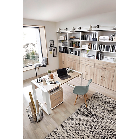 Espace de travail clair et moderne avec bureau, ordinateur portable et élément mural. Une chaise est devant le bureau. Il y a un tapis sur le sol.