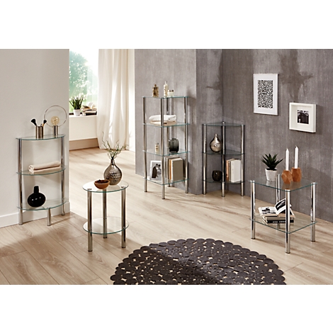 Aménagement de salon avec étagères en verre, table d'appoint, objets décoratifs et un tapis rond.