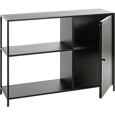 Étagère noire avec des étagères ouvertes et une porte avec un motif perforé.