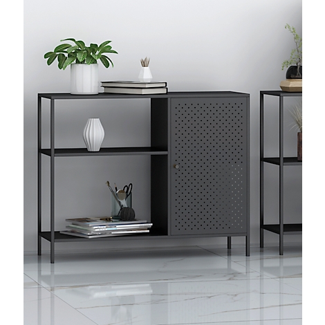 Étagère en métal gris avec porte perforée et décoration. Une étagère d'appoint se dresse devant un mur blanc.