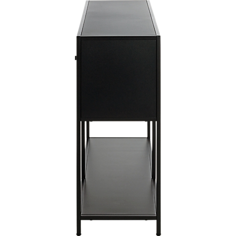 Vue latérale d'une table d'appoint noire. Le plateau et la partie inférieure ont une étagère, soutenue par un cadre métallique fin.