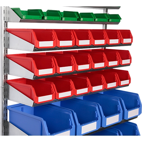 Étagère avec bacs de rangement colorés. Vert en haut, rouge en dessous, bleu en bas. Tous les bacs ont des champs d'étiquetage blancs.