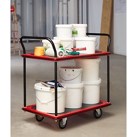 Een rode serveerwagen met verfemmers, rollers en gereedschap.