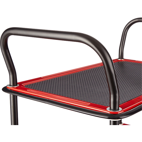 Close-up van een rode en zwarte serveerwagen. De wagen heeft een zwart metalen frame en een zwart gestructureerde plank.