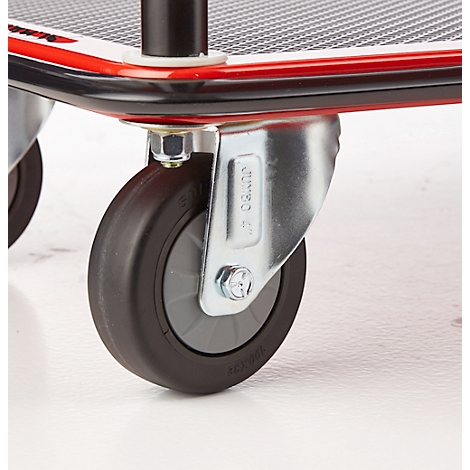 Close-up van een scooterwiel met een zwarte band en zilveren beugel.