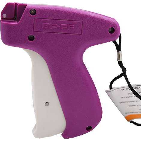 Violette Textiletikettierpistole mit weißem Griff und schwarzem Umhängeband.