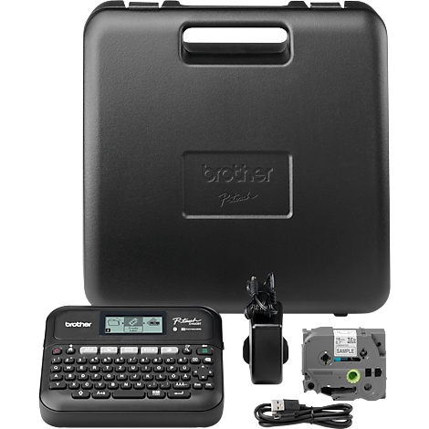 Étiqueteuse Brother P-touch noire avec accessoires, dont un étui, des étiquettes et une alimentation.