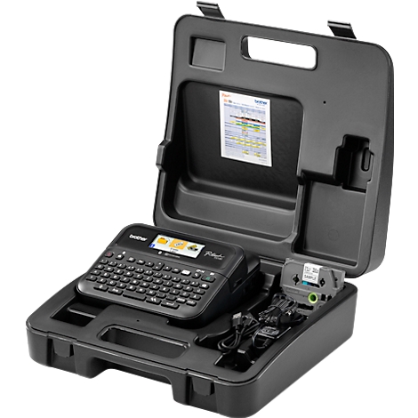 Imprimante d'étiquettes noire avec clavier et écran dans une valise noire, accessoires à côté.