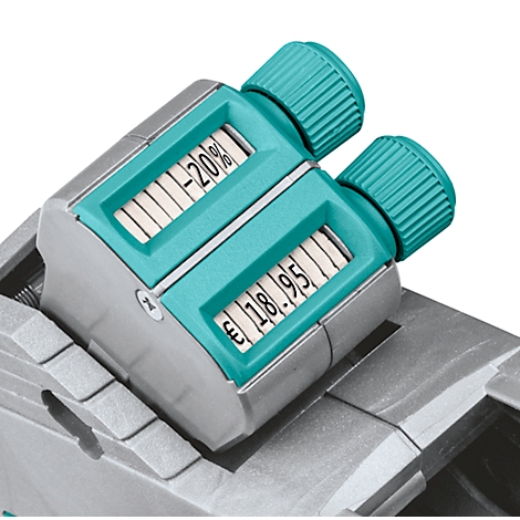 Gros plan d'un compteur gris avec des boutons rotatifs et des champs d'affichage turquoise. Affichage : -20 % et 18,95 €.