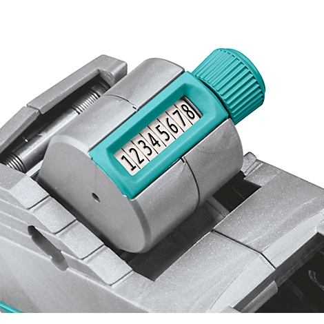 Gros plan d'un compteur mécanique argenté avec des touches turquoise. Les chiffres de 1 à 8 sont clairement lisibles.