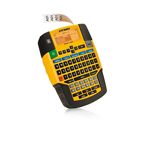 Étiqueteuse Dymo jaune et noire avec clavier QWERTY et écran, imprimant une étiquette A01.
