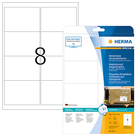 Une feuille de 8 étiquettes d'expédition à côté d'un emballage de produit avec le logo Herma.