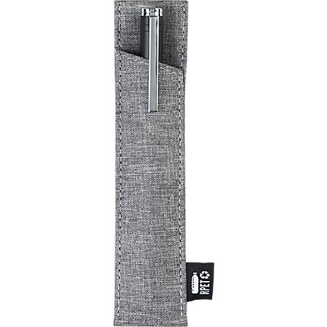 Étui à stylo gris avec stylo. Sur le côté droit, une étiquette noire avec un logo blanc et l'inscription rPET.