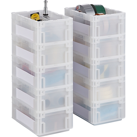 Deux bacs de rangement transparents empilés, remplis d'outils et d'accessoires, avec des étiquettes blanches.