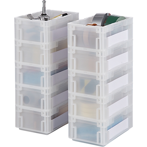 Deux meubles à tiroirs transparents et empilables contenant des outils, du ruban adhésif et d'autres articles. Des étiquettes blanches se trouvent sur les tiroirs.