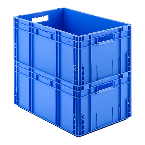 Zwei aufeinandergestapelte blaue Kunststoff-Transportboxen vor weißem Hintergrund.