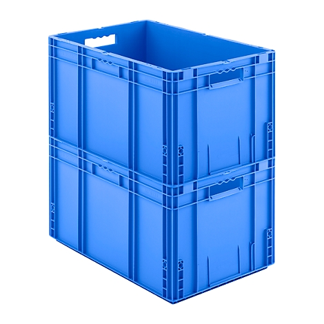 Zwei aufeinander gestapelte blaue Kunststoff-Transportboxen vor weißem Hintergrund.