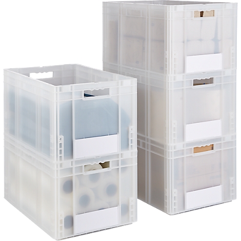 Deux boîtes en plastique transparentes empilables. Les boîtes sont recouvertes de papier blanc.