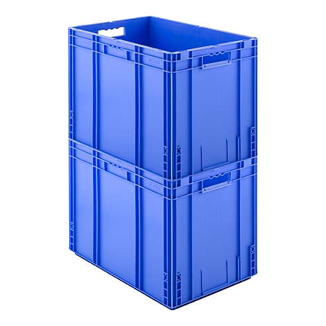 Zwei blaue Kunststoff-Stapelbehälter in einer Reihe übereinander vor einem weißen Hintergrund.