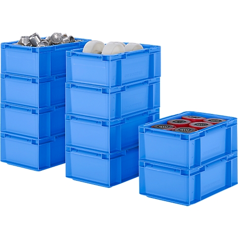 Blaue Kunststoffbehälter, gefüllt mit Metallteilen, Textilien und roten Objekten.