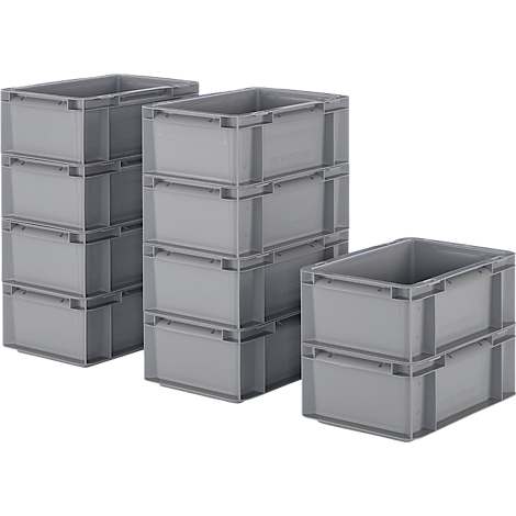 Grijze stapelbare plastic dozen. Verschillende dozen zijn opgestapeld in torens.