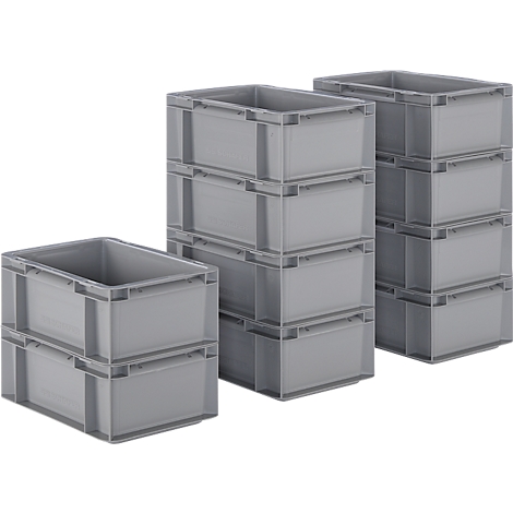 Grijze plastic dozen, gestapeld, tegen een witte achtergrond.