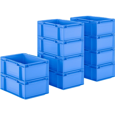 Boîtes en plastique bleues empilées. Trois piles de différentes tailles sur fond blanc.
