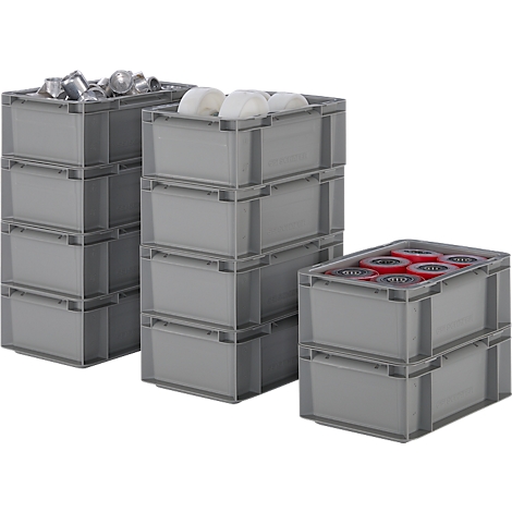 Des boîtes en plastique grises remplies d'articles de différents types et couleurs, empilées.