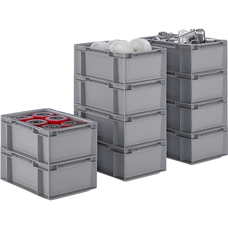 Boîtes en plastique grises remplies de contenu tel que des rouleaux, des vis et des vêtements de protection. Empilées.