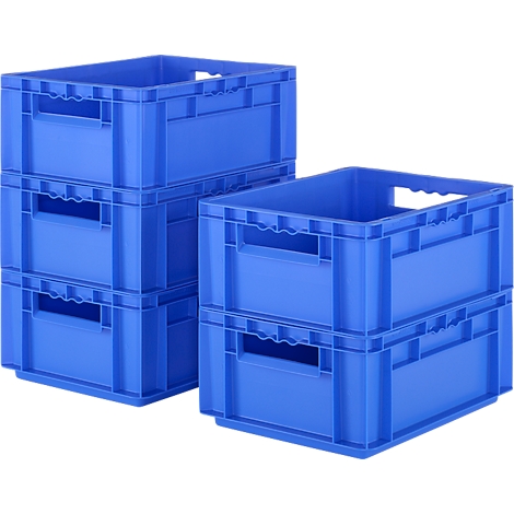 Blauwe plastic dozen, gestapeld. Twee stapels, één met drie dozen, de andere met twee dozen, met open handgrepen aan de zijkanten.