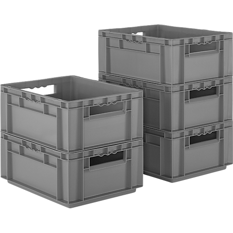 Boîtes en plastique grises, empilées, avec des ouvertures pour les poignées sur les côtés.