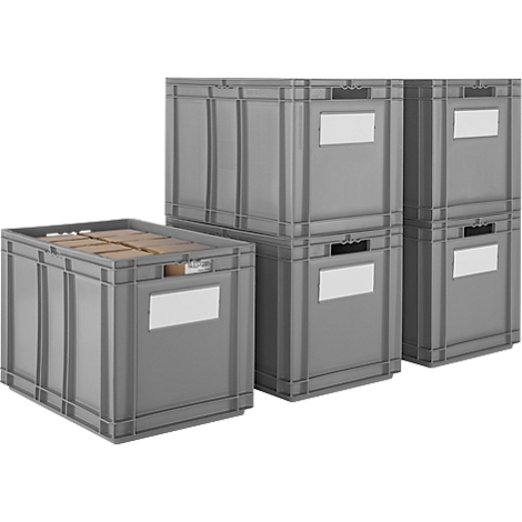 Graue Stapelboxen mit leeren Etiketten und Deckeln; eine ist geöffnet, die anderen geschlossen.