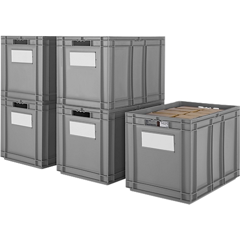 Graue Lagerboxen, einige gestapelt, mit leeren weißen Etiketten. Eine ist mit Kartons gefüllt.