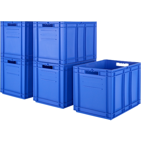 Caisses en plastique bleues, partiellement empilées. Des poignées et une surface lisse sont visibles. Fond blanc.