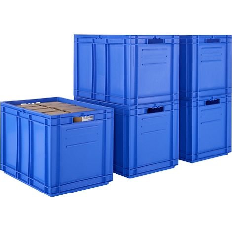 Caisses en plastique bleues, certaines empilées, une est ouverte avec du contenu en carton.