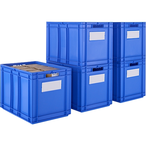 Conteneurs en plastique bleu, empilés et côte à côte. L'un est ouvert avec des boîtes en carton, tous ont des étiquettes blanches.