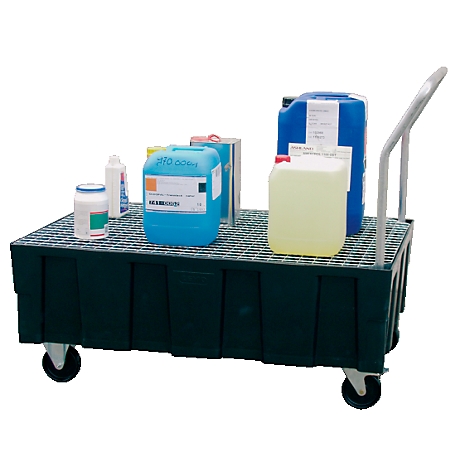 Een groene trolley met meerdere vloeistofcontainers, waaronder blauwe en gele canisters.