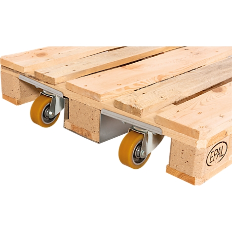 Close-up van een houten palletbodem met wielen. De bodem en wielen worden in detail getoond.