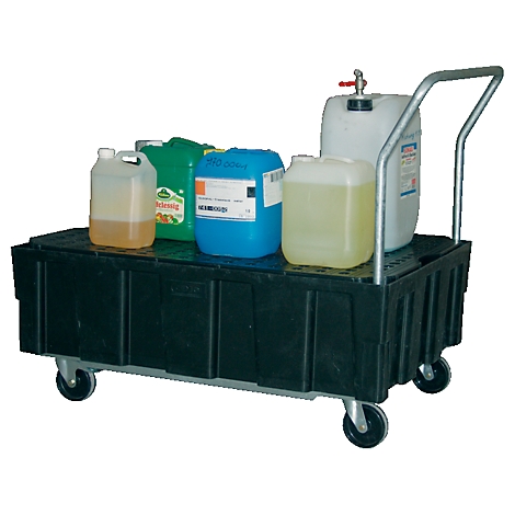 Zwarte rolwagen met verschillende jerrycans in verschillende kleuren en vormen. Er zit een handvat bovenop de wagen.