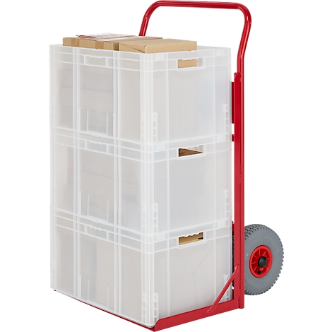 Ein roter Transportkarren mit transparenten Klappboxen und Kartons.