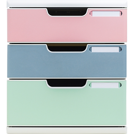 Een ladekast met drie laden in roze, blauw en mintgroen. Elke lade heeft een handvat en een naamlabel.