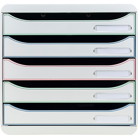 Een witte brieftoren met zes lades, kleur geaccentueerd met groen, blauw en roze. Elke lade heeft een naamlabel.