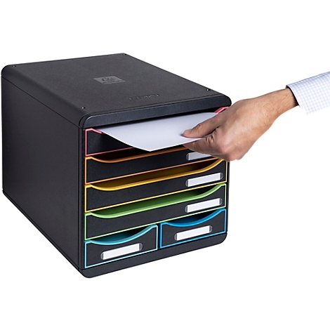 Organisateur de documents noir avec compartiments colorés. Une main retire une feuille de papier.