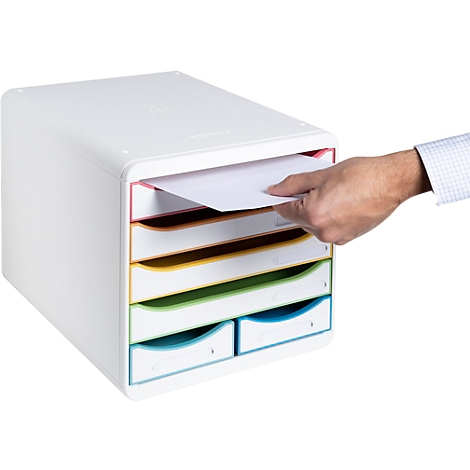 Witte papieren organizer met gekleurde compartimenten. Een hand haalt een vel papier eruit.