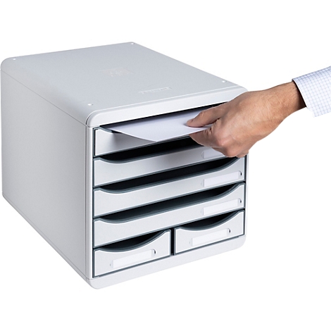 Grijze archiefkast met zes laden, een hand reikt naar een vel papier.