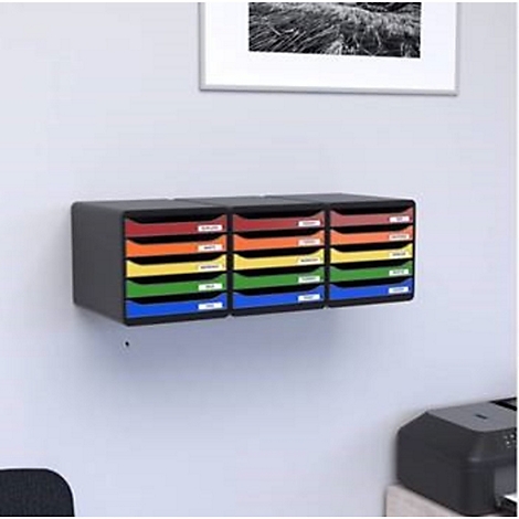 Zwart, aan de muur gemonteerd opslagsysteem met gekleurde compartimenten. Boven de kast hangt een ingelijste foto.