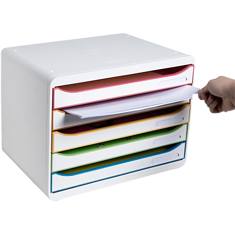 Weißes Ablagesystem mit fünf farbigen Fächern. Eine Hand entnimmt Papier aus einem Fach.